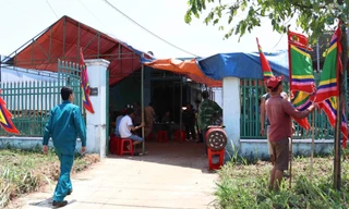 Người thân tổ chức hậu sự cho ông Việt