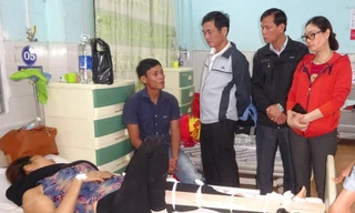 Ban ATGT tỉnh Gia Lai thăm các nạn nhân trong vụ tai nạn