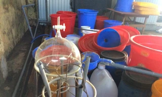 Một số vật dụng của nhóm người Trung Quốc sản xuất ma tuý còn lại tại hiện trường.