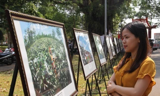 Du khách tham quan triển lãm ảnh chiến thắng Buôn Ma Thuột
