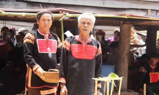 Thầy cúng Ksor Lol làm "Lễ cúng cầu mưa" tại nhà mình