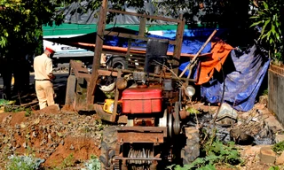 Xe công nông mà Tuấn điều khiển gây tai nạn.
