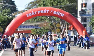 Phó Chủ tịch Thường trực UBND tỉnh Gia Lai Đỗ Tiến Đông tặng bằng khen cho các cá nhân nhiều đóng góp cho giải Việt dã Báo Gia Lai