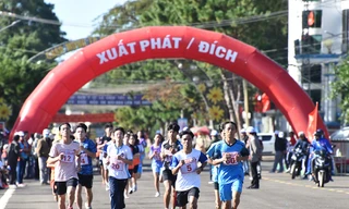 Phó Chủ tịch Thường trực UBND tỉnh Gia Lai Đỗ Tiến Đông tặng bằng khen cho các cá nhân nhiều đóng góp cho giải Việt dã Báo Gia Lai