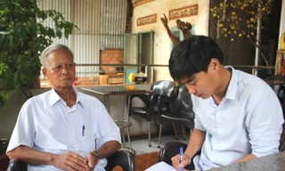 Ông Rơ Châm Hyat (bên trái)