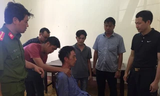 Đại tá Vũ Hồng Văn (bên phải ảnh) thẩm vấn đối tượng Huyến