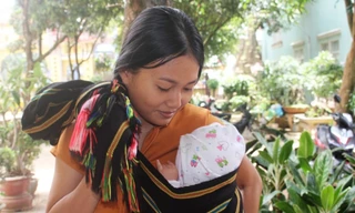 Siu H’Đanil và con trai 3 tháng tuổi