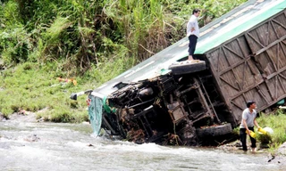 Xe khách rơi xuống vực trong vụ tai nạn đặc biệt nghiêm trọng ngày 16/6 