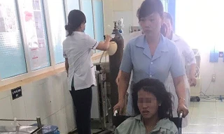 Một nạn nhân của vụ đuối nước, đang được điều trị tại bệnh viện Đa khoa huyện Tuy Đức