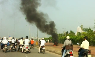 Xe máy lại cháy trên phố