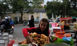 Một ngày của hot girl bánh tráng trộn Đà Lạt