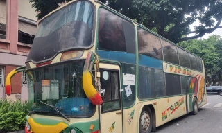 Chiếc xe ngoại cỡ mang biển nước ngoài ‘nằm lì’ trên đường phố Hà Nội nhiều tháng