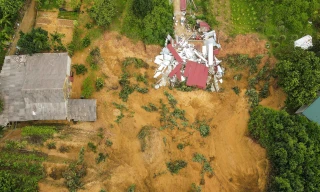 Yên Bái ngổn ngang 'chiến trường' đất đá, người dân bới bùn tìm tài sản, vẫn còn nguy cơ sạt lở khắp nơi