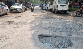 Đường tại trung tâm quận Cầu Giấy, Hà Nội "nát như tương"