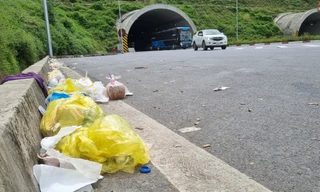 Rác thải, xú uế ngập ngụa hai đầu hầm trên cao tốc