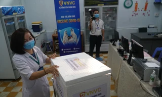 Lô vắc xin COVID-19 đầu tiên đến Bệnh viện Bệnh Nhiệt đới TPHCM.