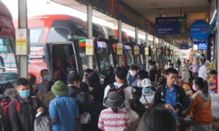 Người dân ùn ùn rời TPHCM, bến xe, nhà ga, sân bay chật kín người