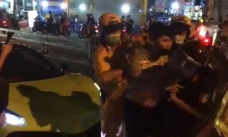 Thanh niên bị còng tay sau khi lăng mạ CSGT.