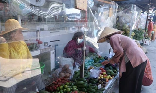 Sáng 1/7, các gian hàng kinh doanh đồ thiết yếu tại chợ Ngã Ba Bầu, phường Tân Chánh Hiệp, quận 12, TPHCM vẫn hoạt động kinh doanh để phục vụ nhu cầu người dân trên địa bàn.