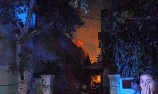 Ngọn lửa bốc cháy đỏ rực.