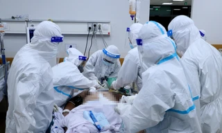 Những ngày qua, Bệnh viện Hồi sức COVID-19 quy mô 1.000 giường đặt tại Bệnh viện Ung Bướu cơ sở 2 luôn trong tình trạng khẩn cấp khi lượng bệnh nhân nặng nhập viện cao.