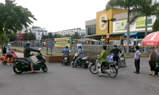 Chiều 13/7, nhiều khách hàng đến siêu thị Emart trên đường Phan Văn Trị, quận Gò Vấp để mua hàng hóa thì bất ngờ nhận được thông báo siêu thị tạm đóng cửa.