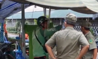 Tài xế giao hàng bị hai bảo vệ dân phố tát vào mặt.