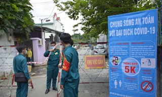 Một khu vực bị phong tỏa vì liên quan ca nghi mắc COVID-19.