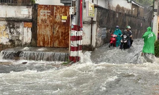 Đầu giờ chiều 21/5, khu vực TPHCM có mưa lớn trên diện rộng khiến nhiều tuyến đường ngập nặng.