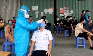 Lấy mẫu xét nghiệm các trường hợp làm chung với người nghi mắc COVID-19.