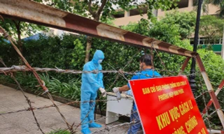 Ghi nhận tại Bock A1, chung cư Sun View Town, phường Hiệp Bình Phước, TP Thủ Đức, TPHCM, từ sáng sớm công tác chuẩn bị cho cử tri đang cách ly bầu cử được thực hiện nghiêm túc.