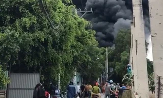 Cháy lớn ở Sài Gòn, nhiều nhà xưởng bị thiêu rụi