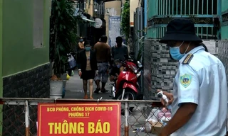 Sáng 1/6, chính quyền quận Phú Nhuận, TPHCM đang phong tỏa chợ Phú Nhuận và ba con hẻm xung quanh để phun khử khuẩn, điều tra, truy vết một trường hợp nghi mắc COVID-19 cư ngụ trên địa bàn. 