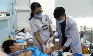 Bác lấy tĩnh mạch chân để nối bàn tay đứt lìa cho bệnh nhân.