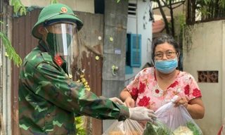 Ngày 23/8, Ban chỉ huy Quân sự TP Thủ Đức, TPHCM đã triển khai chương trình 'đi chợ hộ' để mua lương thực, nhu yếu phẩm giúp người dân.