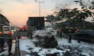 Lực lượng chức năng khống chế ngọn lửa.