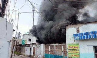 Khói lửa bốc lên nghi ngút.