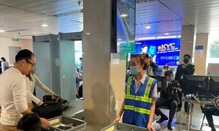 Máy soi chiếu được bổ sung để đề phòng ùn tắc vào những ngày cao điểm.