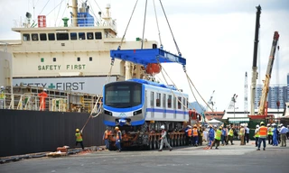 Đến đầu giờ chiều 10/5, các đơn vị liên quan vẫn đang bốc dỡ các toa tàu Metro vừa cập bến tại cảng Khánh Hội, quận 4, TPHCM.