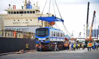 Đến đầu giờ chiều 10/5, các đơn vị liên quan vẫn đang bốc dỡ các toa tàu Metro vừa cập bến tại cảng Khánh Hội, quận 4, TPHCM.