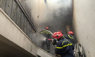 Cảnh sát tiếp cận hiện trường dập lửa.