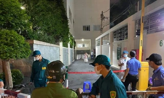 Lối ra vào bệnh viện được phong tỏa nghiêm ngặt.