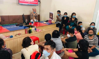 Hàng chục người bị bắt quả tang đang đánh bạc.