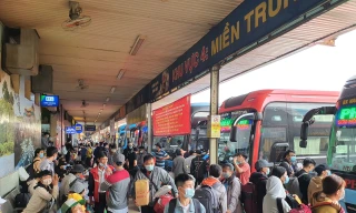 Lo ngại dịch COVID-19, người dân ùn ùn rời TPHCM về quê ăn Tết 