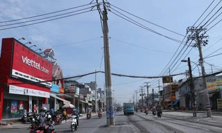 Hàng trăm trụ điện 'mọc' giữa đường, trực chờ gây họa cho người tham gia giao thông