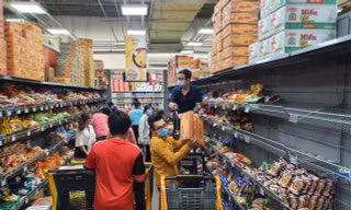 Chiều 7/7, dù TPHCM khẳng định đảm bảo cung ứng đủ thực phẩm cho toàn thành phố nhưng người dân vẫn đổ xô đến các siêu thị để mua lương thực, thực phẩm.