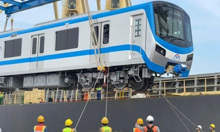 Cận cảnh bốc dỡ hai đoàn tàu Metro số 1 vừa cập cảng Khánh Hội