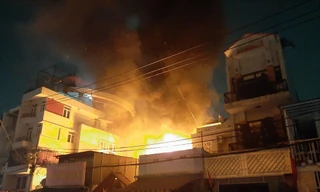 Ngôi nhà bốc cháy dữ dội.