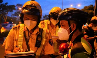 Hàng loạt người đạp xe tập thể dục buổi sáng vượt đèn đỏ bị CSGT phạt