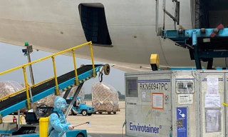 Lô vaccine về tới sân bay Tân Sơn Nhất sáng 2